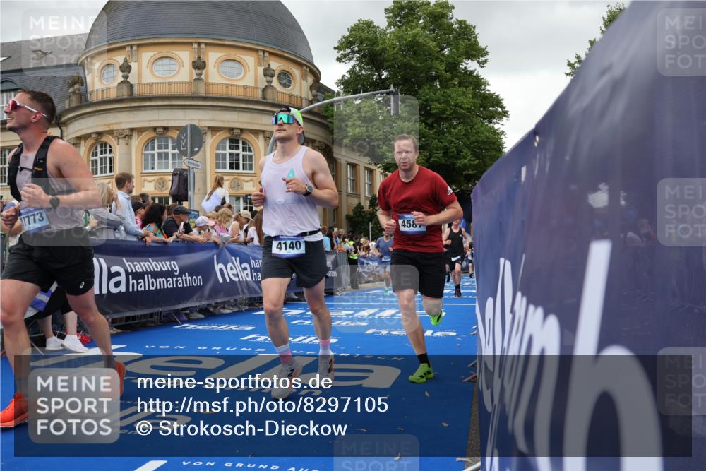 29.06.2025 - hella hamburg halbmarathon Strokosch-Dieckow http://msf.ph/oto/8297105 29.06.2025 10:52:23 Ziel 3715, 4140, 4419, 4587, 6164, 7178, 7232, 7896, 8371, 8661, 9145, 9876, 11791, 13015, 13211, 13707, 14561, 15144, 15446, 15980, 17773, 17997 meine-sportfotos.de