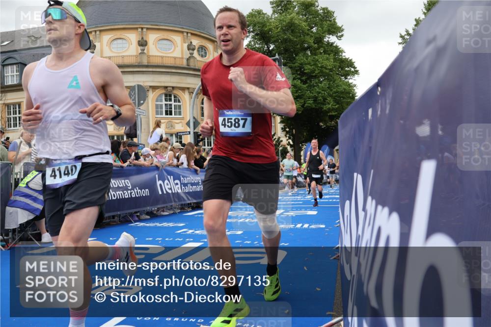 29.06.2025 - hella hamburg halbmarathon Strokosch-Dieckow http://msf.ph/oto/8297135 29.06.2025 10:52:23 Ziel 3715, 4140, 4419, 4587, 6164, 7178, 7232, 7896, 8371, 8661, 9145, 9876, 11791, 13015, 13211, 13707, 14561, 15144, 15446, 15980, 17773, 17997 meine-sportfotos.de