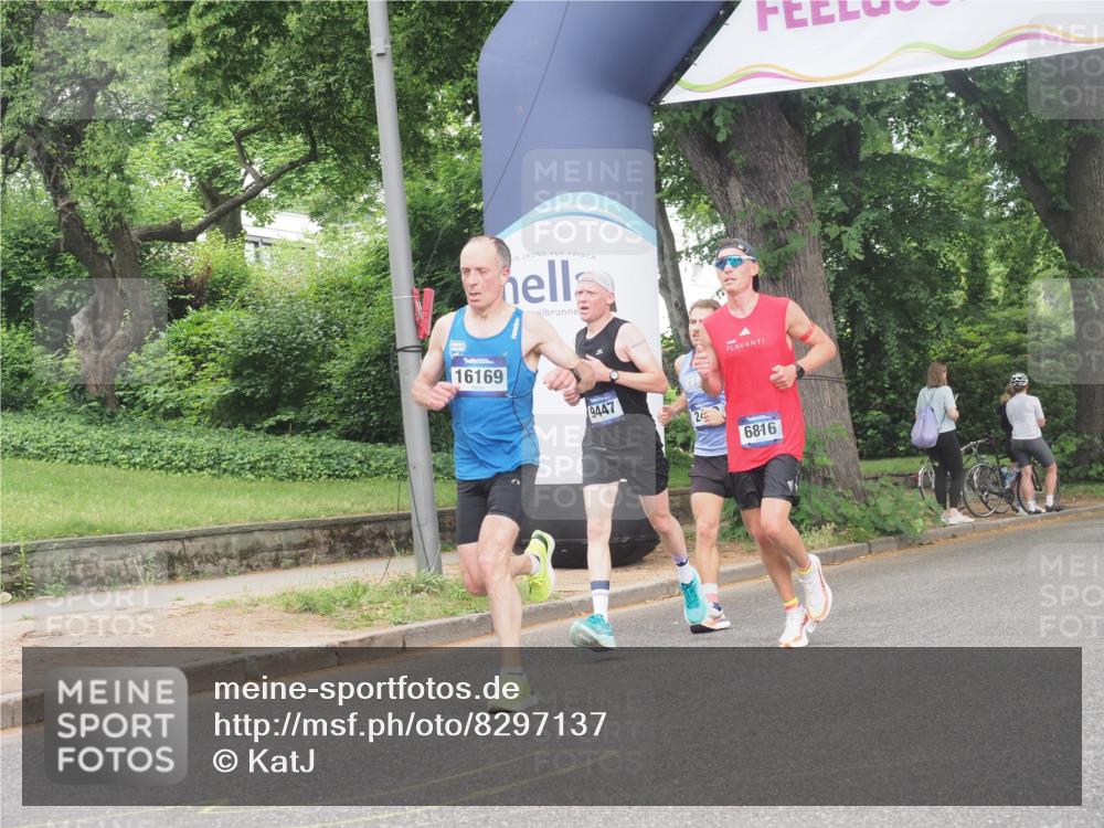 29.06.2025 - hella hamburg halbmarathon KatJ http://msf.ph/oto/8297137 29.06.2025 10:13:36 Zwischen KM18-KM19 2459, 6699, 6816 meine-sportfotos.de