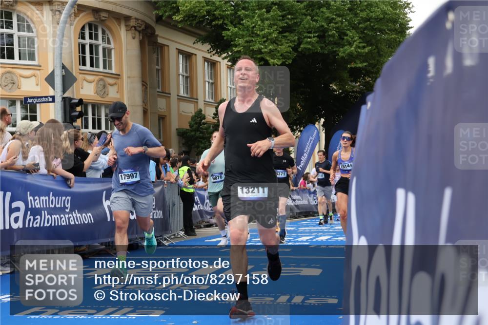 29.06.2025 - hella hamburg halbmarathon Strokosch-Dieckow http://msf.ph/oto/8297158 29.06.2025 10:52:25 Ziel 3715, 4140, 4587, 7178, 7232, 8371, 8661, 9145, 9876, 11791, 13015, 13211, 13301, 13707, 14561, 15144, 15980, 17773, 17997 meine-sportfotos.de
