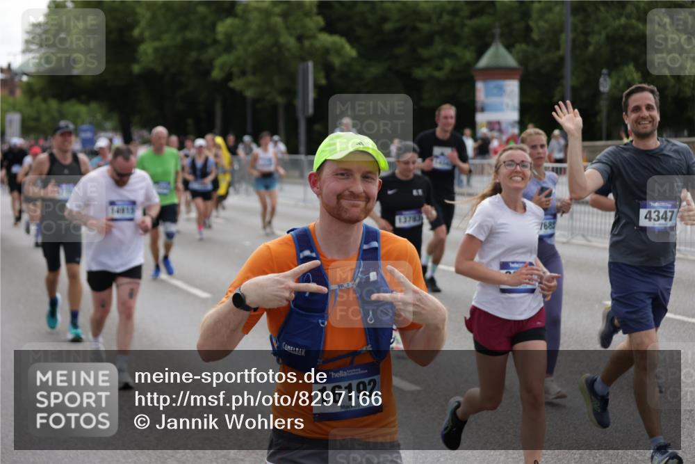 29.06.2025 - hella hamburg halbmarathon Jannik Wohlers http://msf.ph/oto/8297166 29.06.2025 10:36:50 Lombardsbrücke 1022, 1276, 1337, 1488, 1490, 1597, 1819, 2016, 2031, 2072, 2104, 2272, 2480, 2486, 3127, 3714, 4097, 4347, 4733, 5146, 5560, 5640, 5786, 5940, 6172, 6584, 6804, 7085, 7235, 7707, 7823, 8007, 8257, 8258, 8315, 8811, 9054, 9055, 10762, 10931, 11246, 11843, 11980, 12087, 12103, 12463, 12935, 13077, 13695, 13783, 13970, 13971, 14202, 14282, 14343, 14396, 14779, 14915, 15084, 15106, 15475, 16192, 16782, 16831, 17388, 17687, 17688, 17794, 17965, 18578, 18710 meine-sportfotos.de