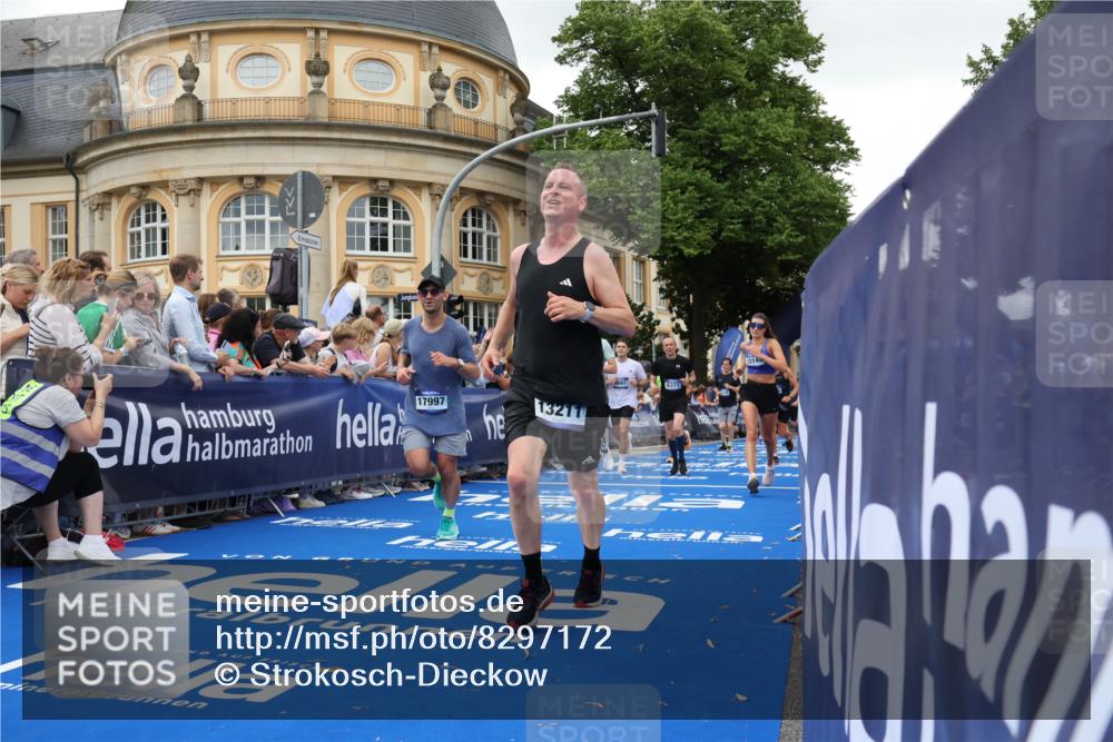 29.06.2025 - hella hamburg halbmarathon Strokosch-Dieckow http://msf.ph/oto/8297172 29.06.2025 10:52:25 Ziel 3715, 4140, 4587, 7178, 7232, 8371, 8661, 9145, 9876, 11791, 13015, 13211, 13301, 13707, 14561, 15144, 15980, 17773, 17997 meine-sportfotos.de