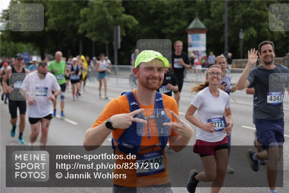 29.06.2025 - hella hamburg halbmarathon Jannik Wohlers http://msf.ph/oto/8297210 29.06.2025 10:36:50 Lombardsbrücke 1022, 1276, 1337, 1488, 1490, 1597, 1819, 2016, 2031, 2072, 2104, 2272, 2480, 2486, 3127, 3714, 4097, 4347, 4733, 5146, 5560, 5640, 5786, 5940, 6172, 6584, 6804, 7085, 7235, 7707, 7823, 8007, 8257, 8258, 8315, 8811, 9054, 9055, 10762, 10931, 11246, 11843, 11980, 12087, 12103, 12463, 12935, 13077, 13695, 13783, 13970, 13971, 14202, 14282, 14343, 14396, 14779, 14915, 15084, 15106, 15475, 16192, 16782, 16831, 17388, 17687, 17688, 17794, 17965, 18578, 18710 meine-sportfotos.de