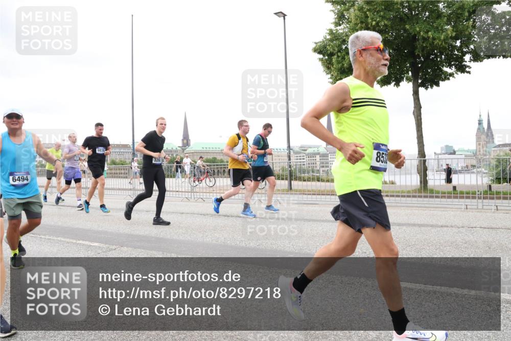 29.06.2025 - hella hamburg halbmarathon Lena Gebhardt http://msf.ph/oto/8297218 29.06.2025 10:56:11 Lombardsbrücke 6494, 9838, 3268, 853, 1113, 1738, 1909, 2095, 2793, 2915, 3101, 3257, 3268, 3953, 3987, 4083, 4265, 4354, 4470, 4473, 4836, 4896, 5220, 5306, 5575, 5580, 5693, 5757, 5994, 6055, 6056, 6113, 6257, 6494, 6594, 6690, 6968, 7025, 7028, 7090, 7516, 7616, 7711, 7969, 8005, 8110, 8305, 8517, 8532, 8533, 8648, 8766, 9383, 9435, 9548, 9606, 9838, 9861, 9865, 9948, 9953, 9956, 10436, 10438, 10449, 10640, 10740, 10784, 10987, 11903, 11962, 11963 meine-sportfotos.de