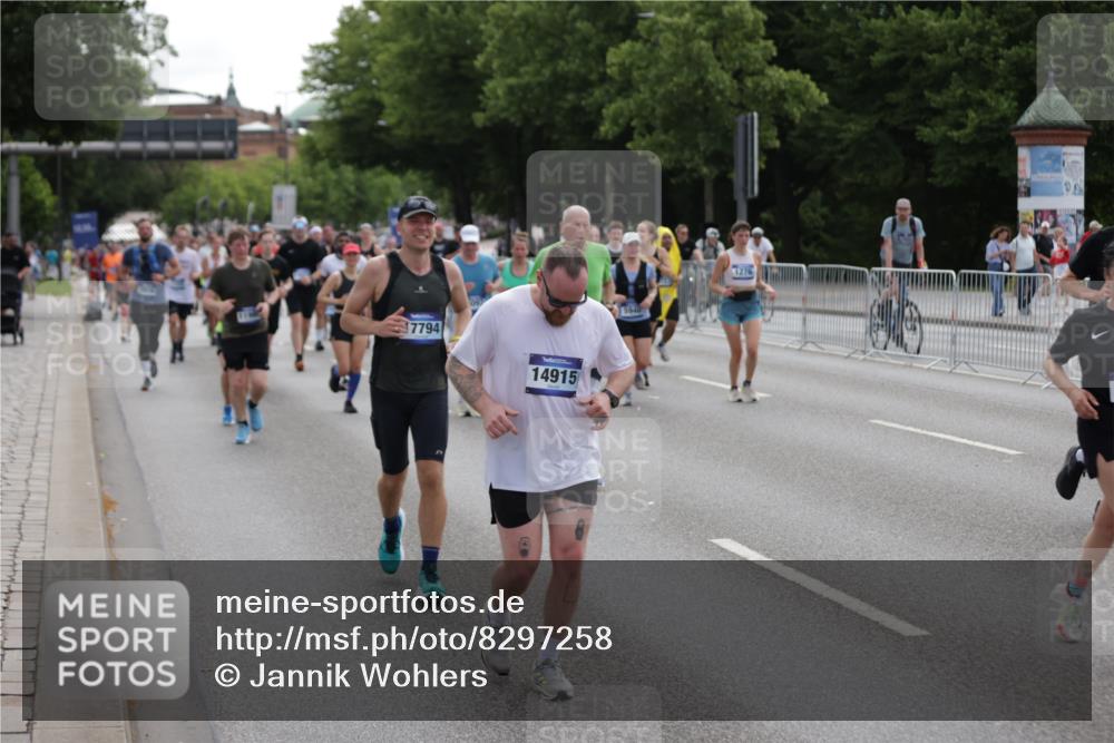 29.06.2025 - hella hamburg halbmarathon Jannik Wohlers http://msf.ph/oto/8297258 29.06.2025 10:36:51 Lombardsbrücke 1022, 1276, 1337, 1597, 1819, 2016, 2031, 2072, 2104, 2272, 2480, 2486, 3127, 3714, 4097, 4347, 4733, 5146, 5560, 5786, 5940, 6172, 6584, 6804, 7085, 7235, 7707, 7823, 8257, 8258, 8315, 8811, 8843, 9054, 9055, 10762, 10931, 11246, 11843, 11980, 12087, 12103, 12463, 12935, 13077, 13695, 13783, 13970, 13971, 14202, 14282, 14343, 14396, 14779, 14915, 15084, 15106, 15475, 16192, 16303, 16782, 16831, 17305, 17307, 17388, 17687, 17688, 17794, 17965, 18578, 18710 meine-sportfotos.de