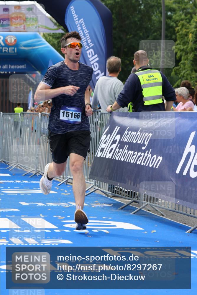 29.06.2025 - hella hamburg halbmarathon Strokosch-Dieckow http://msf.ph/oto/8297267 29.06.2025 10:17:55 Ziel 14932, 15166, 19072 meine-sportfotos.de