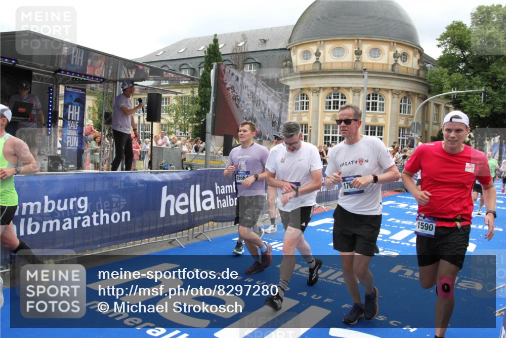 29.06.2025 - hella hamburg halbmarathon Michael Strokosch http://msf.ph/oto/8297280 29.06.2025 10:57:19 Ziel 1387, 1877, 2417, 2676, 4167, 4940, 8585, 9450, 9577, 9884, 9934, 10383, 11590, 11612, 12014, 12590, 13750, 15110, 15229, 15664, 16625, 17660, 17779, 17848, 17993, 19184 meine-sportfotos.de