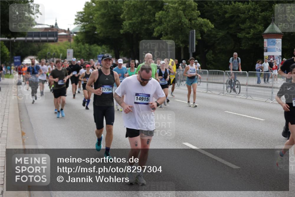 29.06.2025 - hella hamburg halbmarathon Jannik Wohlers http://msf.ph/oto/8297304 29.06.2025 10:36:51 Lombardsbrücke 1022, 1276, 1337, 1597, 1819, 2016, 2031, 2072, 2104, 2272, 2480, 2486, 3127, 3714, 4097, 4347, 4733, 5146, 5560, 5786, 5940, 6172, 6584, 6804, 7085, 7235, 7707, 7823, 8257, 8258, 8315, 8811, 8843, 9054, 9055, 10762, 10931, 11246, 11843, 11980, 12087, 12103, 12463, 12935, 13077, 13695, 13783, 13970, 13971, 14202, 14282, 14343, 14396, 14779, 14915, 15084, 15106, 15475, 16192, 16303, 16782, 16831, 17305, 17307, 17388, 17687, 17688, 17794, 17965, 18578, 18710 meine-sportfotos.de