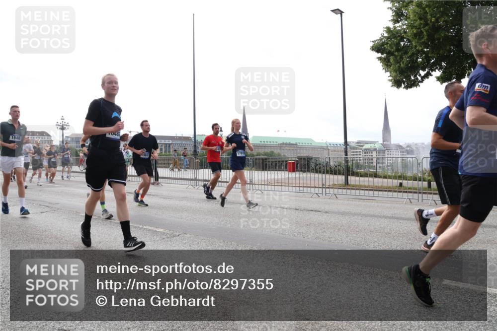 29.06.2025 - hella hamburg halbmarathon Lena Gebhardt http://msf.ph/oto/8297355 29.06.2025 10:36:49 Lombardsbrücke 1948, 0487, 3657, 17018, 1118, 1224, 1253, 1339, 1488, 1490, 1948, 1952, 1954, 2124, 2552, 2588, 3165, 3398, 3428, 3714, 3873, 3895, 4084, 4442, 4618, 4762, 4996, 5012, 5224, 5427, 5538, 5540, 5640, 5747, 5786, 5789, 5919, 6156, 6172, 6190, 6359, 6667, 6804, 7202, 7632, 7773, 8007, 8315, 8499, 8530, 8758, 8936, 8937, 8945, 9054, 9115, 9117, 9229, 9295, 9500, 9694, 13265, 15077, 17156, 17807, 18152, 18488 meine-sportfotos.de