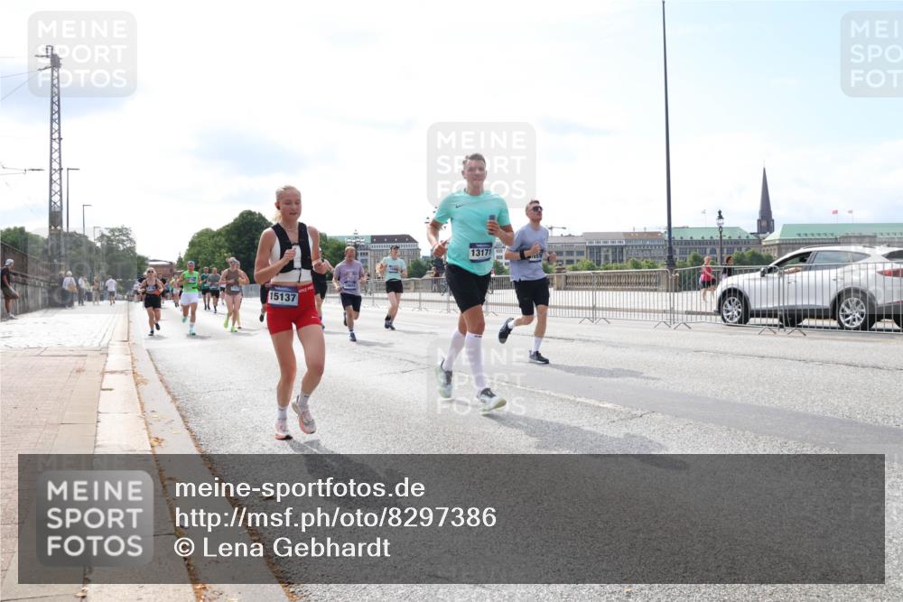 29.06.2025 - hella hamburg halbmarathon Lena Gebhardt http://msf.ph/oto/8297386 29.06.2025 10:12:04 Lombardsbrücke 1062, 1328, 1531, 1790, 1992, 2661, 3363, 3746, 4227, 5176, 5379, 5605, 6871, 7474, 7571, 9191, 9253, 9405, 9428, 9705, 10042, 10409, 10428, 11507, 11509, 11525, 11537, 11581, 11917, 12473, 13171, 13177, 13203, 13542, 13958, 14060, 14196, 14313, 14384, 14863, 15137, 15945, 16379, 16976, 17080, 17638, 17774, 17866, 18261, 18278, 18395, 18429, 18655 meine-sportfotos.de