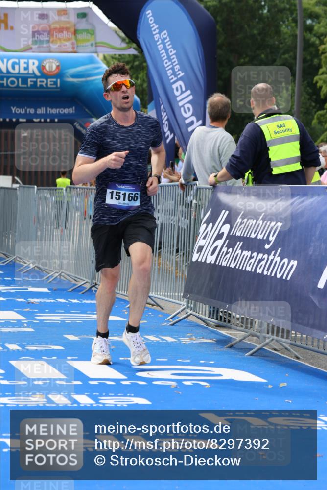 29.06.2025 - hella hamburg halbmarathon Strokosch-Dieckow http://msf.ph/oto/8297392 29.06.2025 10:17:55 Ziel 14932, 15166, 19072 meine-sportfotos.de
