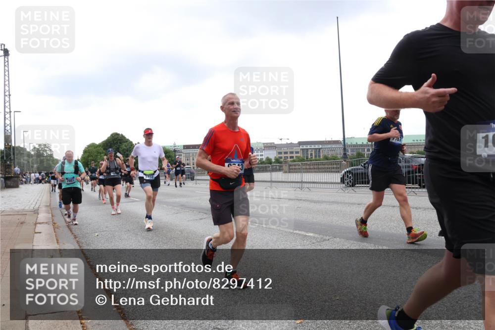 29.06.2025 - hella hamburg halbmarathon Lena Gebhardt http://msf.ph/oto/8297412 29.06.2025 10:46:49 Lombardsbrücke 1073, 1185, 1286, 1363, 1371, 1375, 1593, 1607, 1608, 1720, 1837, 1961, 1999, 2162, 2211, 2320, 2327, 2500, 2555, 2556, 2665, 2697, 2981, 3277, 3406, 3407, 3469, 3734, 3823, 4202, 4239, 4296, 4342, 4355, 4448, 4604, 5111, 5114, 5700, 5796, 5953, 6124, 6161, 6485, 6496, 6740, 7073, 7303, 7412, 7767, 7827, 8477, 8486, 8551, 8553, 8684, 8700, 8967, 9691, 10153, 10230, 13969, 14261, 15852, 16882, 16987 meine-sportfotos.de