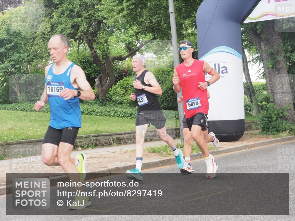 29.06.2025 - hella hamburg halbmarathon KatJ http://msf.ph/oto/8297419 29.06.2025 10:13:37 Zwischen KM18-KM19 2459, 6699, 6816 meine-sportfotos.de