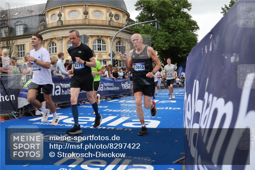 29.06.2025 - hella hamburg halbmarathon Strokosch-Dieckow http://msf.ph/oto/8297422 29.06.2025 10:52:28 Ziel 3715, 6561, 6562, 7178, 7232, 8371, 8661, 9145, 9739, 9876, 11791, 13015, 13211, 13301, 14561, 15001, 15144, 15980, 17997, 18982 meine-sportfotos.de
