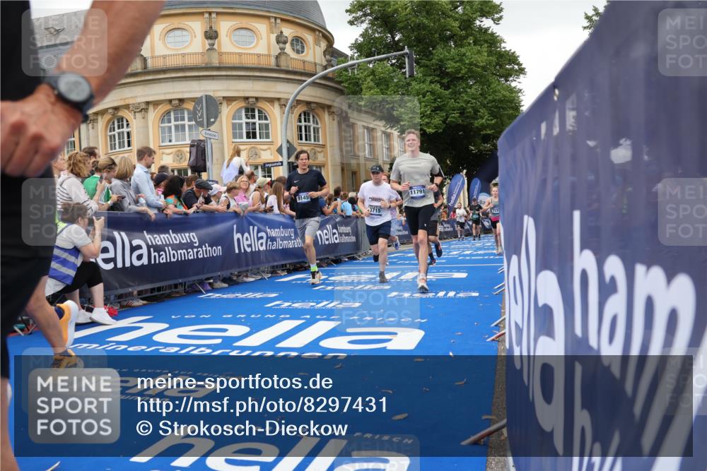 29.06.2025 - hella hamburg halbmarathon Strokosch-Dieckow http://msf.ph/oto/8297431 29.06.2025 10:52:29 Ziel 2670, 3715, 3952, 6561, 6562, 7178, 7232, 8371, 8661, 9145, 9739, 9876, 11689, 11791, 12450, 13015, 13051, 13211, 13301, 14561, 15001, 15144, 15980, 17997, 18982 meine-sportfotos.de
