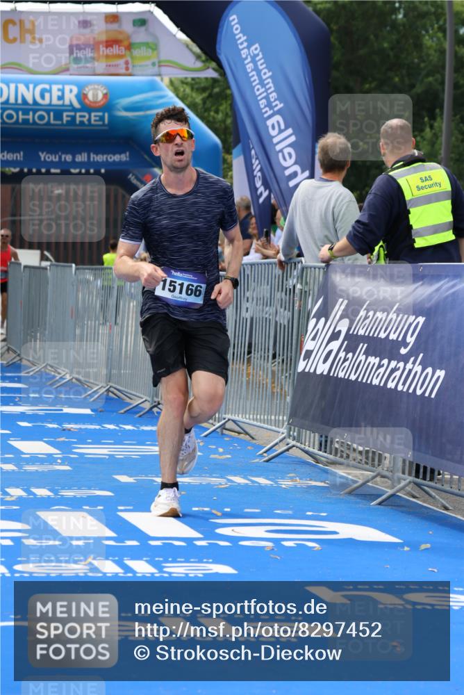 29.06.2025 - hella hamburg halbmarathon Strokosch-Dieckow http://msf.ph/oto/8297452 29.06.2025 10:17:55 Ziel 14932, 15166, 19072 meine-sportfotos.de