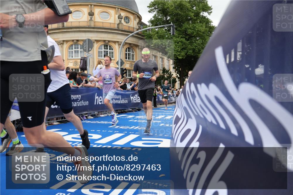 29.06.2025 - hella hamburg halbmarathon Strokosch-Dieckow http://msf.ph/oto/8297463 29.06.2025 10:52:31 Ziel 2346, 2670, 3715, 3952, 6561, 6562, 7178, 7232, 8371, 8661, 9145, 9739, 9876, 10115, 11689, 11791, 12450, 13015, 13051, 13301, 14561, 15001, 15980, 18982 meine-sportfotos.de