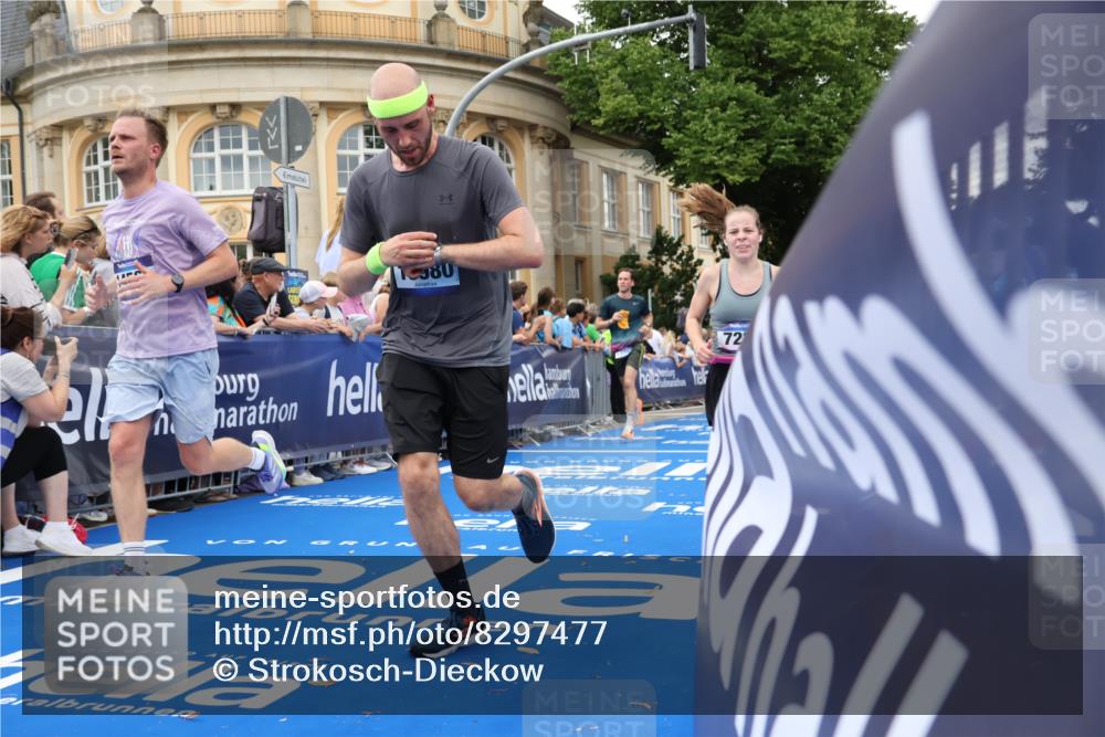 29.06.2025 - hella hamburg halbmarathon Strokosch-Dieckow http://msf.ph/oto/8297477 29.06.2025 10:52:31 Ziel 2346, 2670, 3715, 3952, 6561, 6562, 7178, 7232, 8371, 8661, 9145, 9739, 9876, 10115, 11689, 11791, 12450, 13015, 13051, 13301, 14561, 15001, 15980, 18982 meine-sportfotos.de