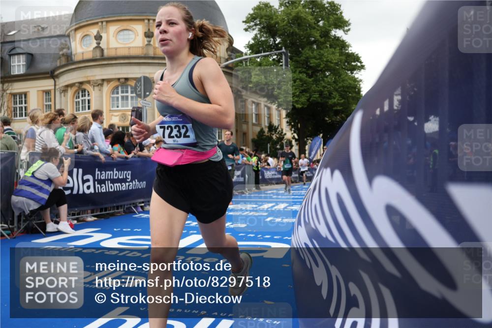 29.06.2025 - hella hamburg halbmarathon Strokosch-Dieckow http://msf.ph/oto/8297518 29.06.2025 10:52:32 Ziel 2346, 2670, 3715, 3952, 6561, 6562, 7178, 7232, 7475, 8371, 8661, 9145, 9739, 9876, 10115, 11459, 11689, 11791, 12450, 13015, 13051, 13301, 14122, 14561, 15001, 15980, 18982 meine-sportfotos.de