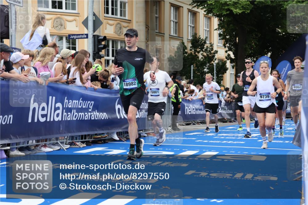 29.06.2025 - hella hamburg halbmarathon Strokosch-Dieckow http://msf.ph/oto/8297550 29.06.2025 10:52:34 Ziel 2346, 2670, 3715, 3952, 5116, 6561, 6562, 7178, 7232, 7475, 9145, 9739, 9869, 10115, 11459, 11689, 11791, 12450, 13051, 13301, 14122, 14561, 15001, 15980, 18982 meine-sportfotos.de