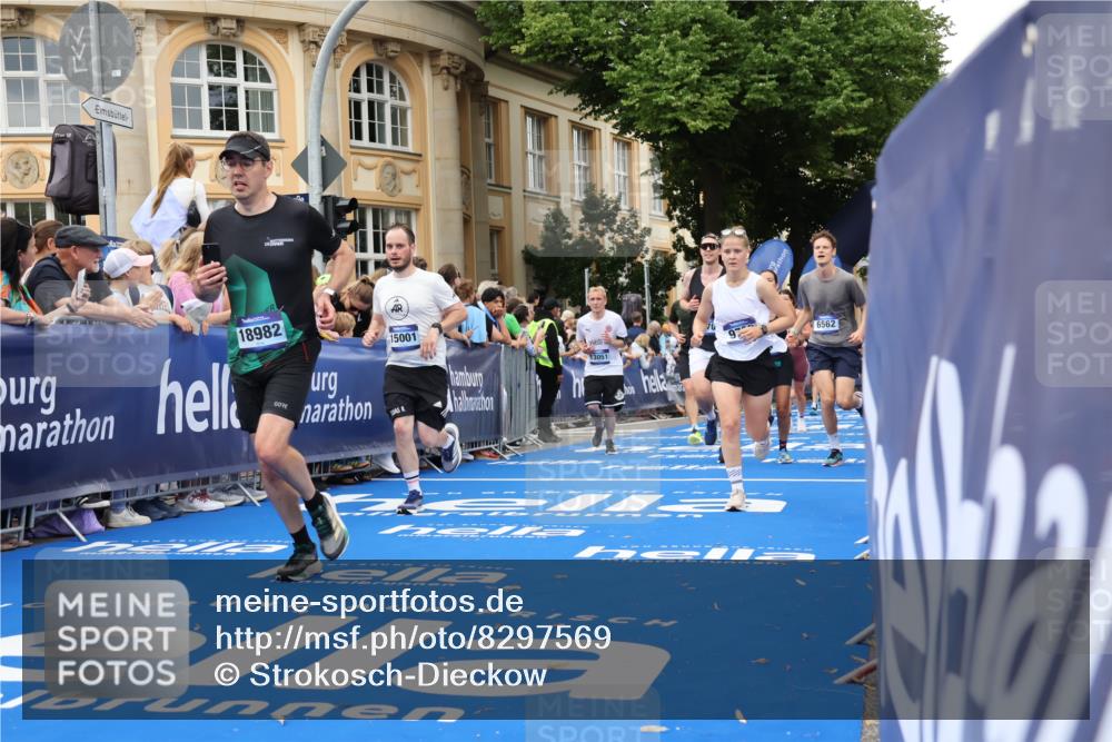 29.06.2025 - hella hamburg halbmarathon Strokosch-Dieckow http://msf.ph/oto/8297569 29.06.2025 10:52:35 Ziel 2346, 2670, 3715, 3952, 3999, 5116, 6561, 6562, 7232, 7475, 9145, 9739, 9869, 10115, 11459, 11689, 12450, 12482, 13051, 13301, 14122, 14561, 15001, 15980, 18982 meine-sportfotos.de