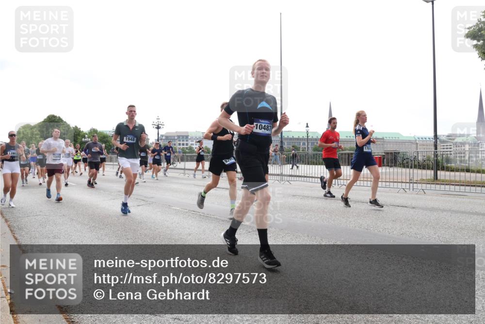 29.06.2025 - hella hamburg halbmarathon Lena Gebhardt http://msf.ph/oto/8297573 29.06.2025 10:36:49 Lombardsbrücke 13903, 17349, 15172, 13902, 1948, 9295, 10487, 1701, 1118, 1224, 1253, 1339, 1488, 1490, 1948, 1952, 1954, 2124, 2552, 2588, 3165, 3398, 3428, 3714, 3873, 3895, 4084, 4442, 4618, 4762, 4996, 5012, 5224, 5427, 5538, 5540, 5640, 5747, 5786, 5789, 5919, 6156, 6172, 6190, 6359, 6667, 6804, 7202, 7632, 7773, 8007, 8315, 8499, 8530, 8758, 8936, 8937, 8945, 9054, 9115, 9117, 9229, 9295, 9500, 9694, 13265, 15077, 17156, 17807, 18152, 18488 meine-sportfotos.de