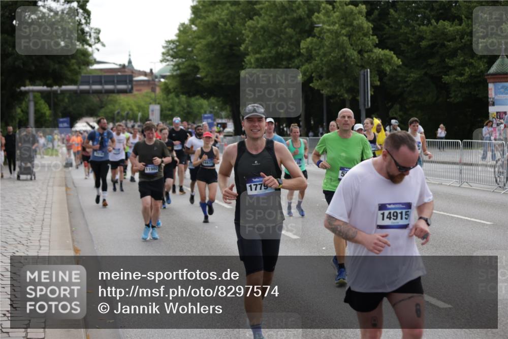 29.06.2025 - hella hamburg halbmarathon Jannik Wohlers http://msf.ph/oto/8297574 29.06.2025 10:36:52 Lombardsbrücke 1022, 1276, 1337, 1597, 1819, 2016, 2031, 2072, 2104, 2272, 2480, 2486, 3127, 3714, 4097, 4347, 4733, 5146, 5560, 5790, 5940, 6172, 6584, 6804, 7085, 7235, 7544, 7707, 7823, 8257, 8258, 8811, 8843, 9054, 9055, 9524, 10762, 10798, 10931, 11246, 11980, 12103, 12463, 12762, 12935, 13077, 13695, 13783, 13970, 13971, 14202, 14282, 14343, 14396, 14779, 14915, 15084, 15475, 16192, 16303, 16782, 16831, 17305, 17307, 17388, 17687, 17688, 17794, 17965, 18578, 18710 meine-sportfotos.de