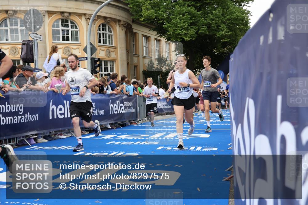 29.06.2025 - hella hamburg halbmarathon Strokosch-Dieckow http://msf.ph/oto/8297575 29.06.2025 10:52:35 Ziel 2346, 2670, 3715, 3952, 3999, 5116, 6561, 6562, 7232, 7475, 9145, 9739, 9869, 10115, 11459, 11689, 12450, 12482, 13051, 13301, 14122, 14561, 15001, 15980, 18982 meine-sportfotos.de