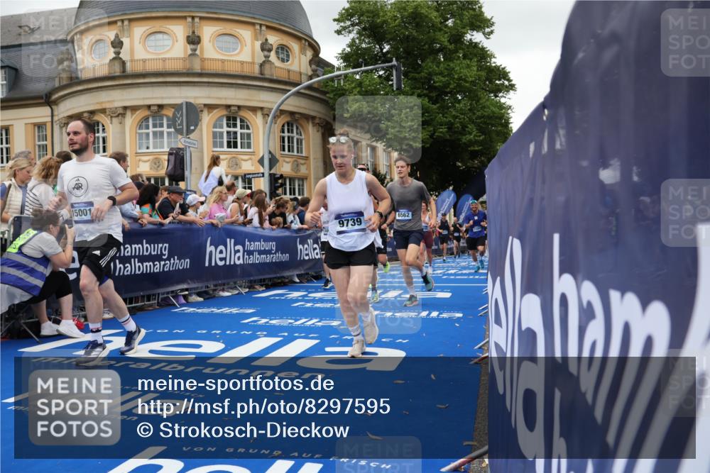 29.06.2025 - hella hamburg halbmarathon Strokosch-Dieckow http://msf.ph/oto/8297595 29.06.2025 10:52:36 Ziel 2287, 2346, 2670, 3952, 3999, 5116, 6561, 6562, 7232, 7475, 9739, 9869, 10115, 11459, 11689, 12450, 12482, 13051, 13301, 14122, 15001, 15980, 16467, 18982 meine-sportfotos.de