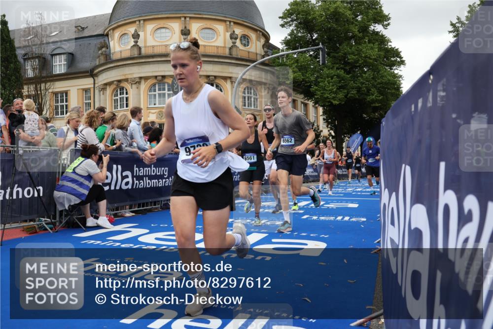 29.06.2025 - hella hamburg halbmarathon Strokosch-Dieckow http://msf.ph/oto/8297612 29.06.2025 10:52:37 Ziel 2287, 2346, 2670, 3952, 3999, 5116, 6561, 6562, 7475, 9739, 9869, 10115, 11459, 11689, 12450, 12482, 13051, 13301, 14122, 15001, 16467, 18331, 18982 meine-sportfotos.de