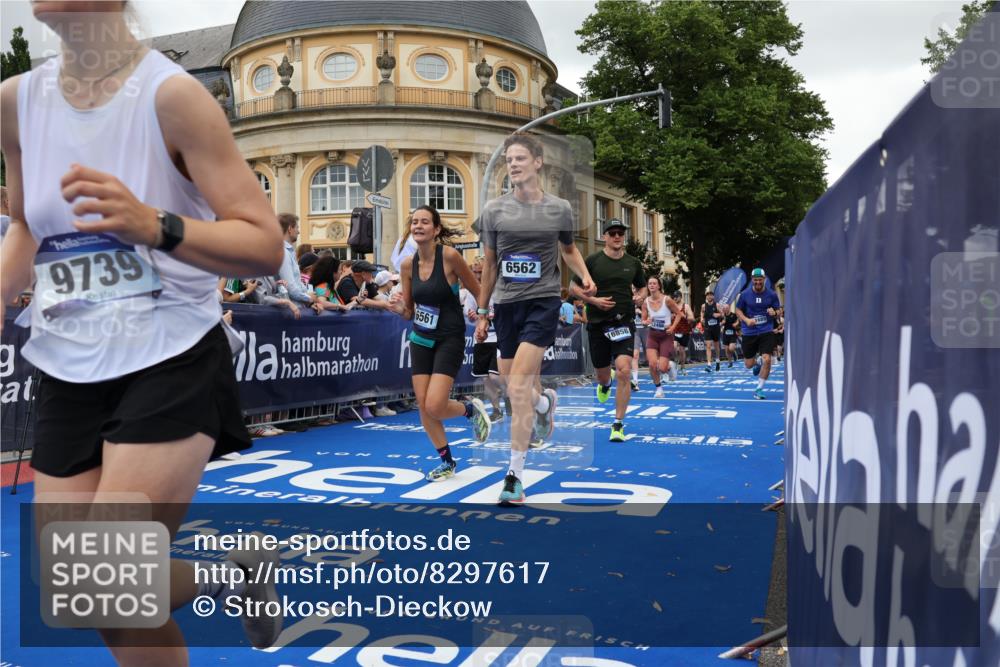 29.06.2025 - hella hamburg halbmarathon Strokosch-Dieckow http://msf.ph/oto/8297617 29.06.2025 10:52:37 Ziel 2287, 2346, 2670, 3952, 3999, 5116, 6561, 6562, 7475, 9739, 9869, 10115, 11459, 11689, 12450, 12482, 13051, 13301, 14122, 15001, 16467, 18331, 18982 meine-sportfotos.de