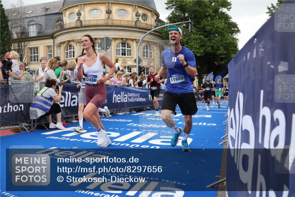 29.06.2025 - hella hamburg halbmarathon Strokosch-Dieckow http://msf.ph/oto/8297656 29.06.2025 10:52:39 Ziel 2287, 2346, 2670, 3952, 3999, 5116, 5169, 5194, 6561, 6562, 7475, 8172, 9739, 9869, 10115, 11459, 11689, 12450, 12482, 13051, 13301, 14122, 14805, 15001, 16467, 17198, 18331, 18982, 19244 meine-sportfotos.de