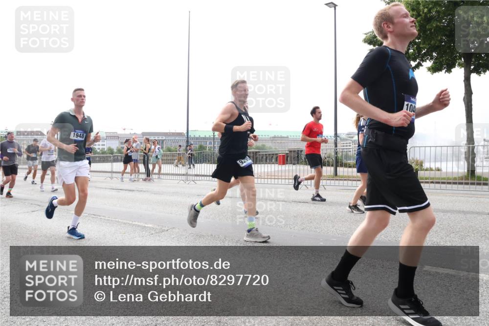 29.06.2025 - hella hamburg halbmarathon Lena Gebhardt http://msf.ph/oto/8297720 29.06.2025 10:36:50 Lombardsbrücke 101, 1948, 19295, 104, 1118, 1224, 1253, 1339, 1488, 1490, 1948, 1952, 1954, 2124, 2552, 2588, 3127, 3165, 3398, 3428, 3714, 3873, 3895, 4084, 4442, 4618, 4762, 4996, 5012, 5224, 5427, 5538, 5540, 5640, 5747, 5786, 5789, 5919, 6156, 6172, 6190, 6359, 6667, 6804, 7202, 7632, 7773, 8007, 8257, 8258, 8315, 8499, 8530, 8758, 8936, 8937, 8945, 9054, 9055, 9115, 9117, 9295, 9500, 9694, 13265, 15077, 17156, 17807, 18152, 18488 meine-sportfotos.de