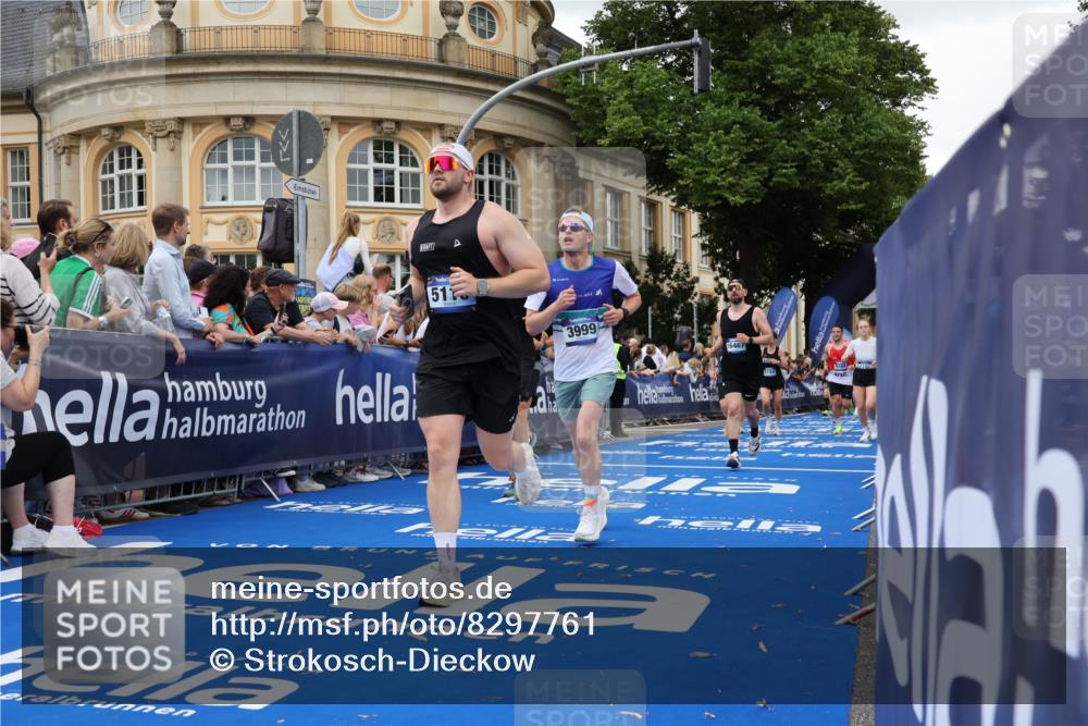 29.06.2025 - hella hamburg halbmarathon Strokosch-Dieckow http://msf.ph/oto/8297761 29.06.2025 10:52:44 Ziel 1257, 1657, 2287, 2346, 2444, 2814, 2910, 3999, 5077, 5116, 5169, 5194, 7475, 8172, 8955, 9065, 9163, 9869, 10115, 10811, 11217, 11459, 11992, 12482, 14122, 14198, 14286, 14805, 16467, 17198, 18331, 19244 meine-sportfotos.de