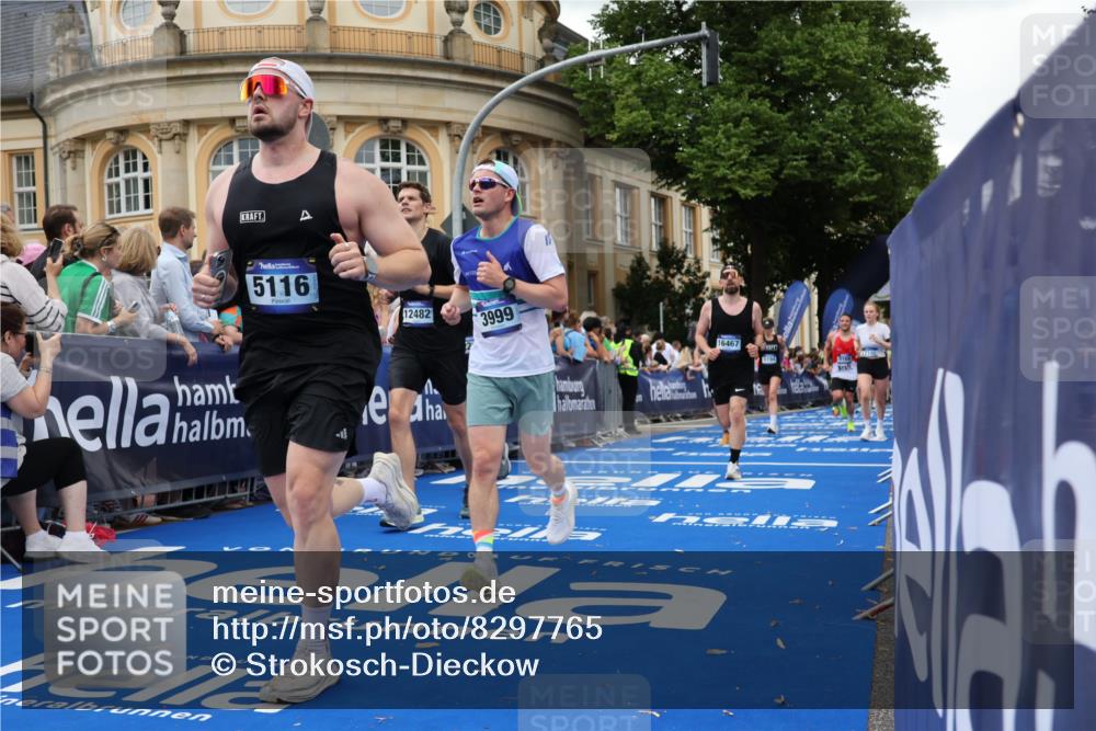 29.06.2025 - hella hamburg halbmarathon Strokosch-Dieckow http://msf.ph/oto/8297765 29.06.2025 10:52:44 Ziel 1257, 1657, 2287, 2346, 2444, 2814, 2910, 3999, 5077, 5116, 5169, 5194, 7475, 8172, 8955, 9065, 9163, 9869, 10115, 10811, 11217, 11459, 11992, 12482, 14122, 14198, 14286, 14805, 16467, 17198, 18331, 19244 meine-sportfotos.de