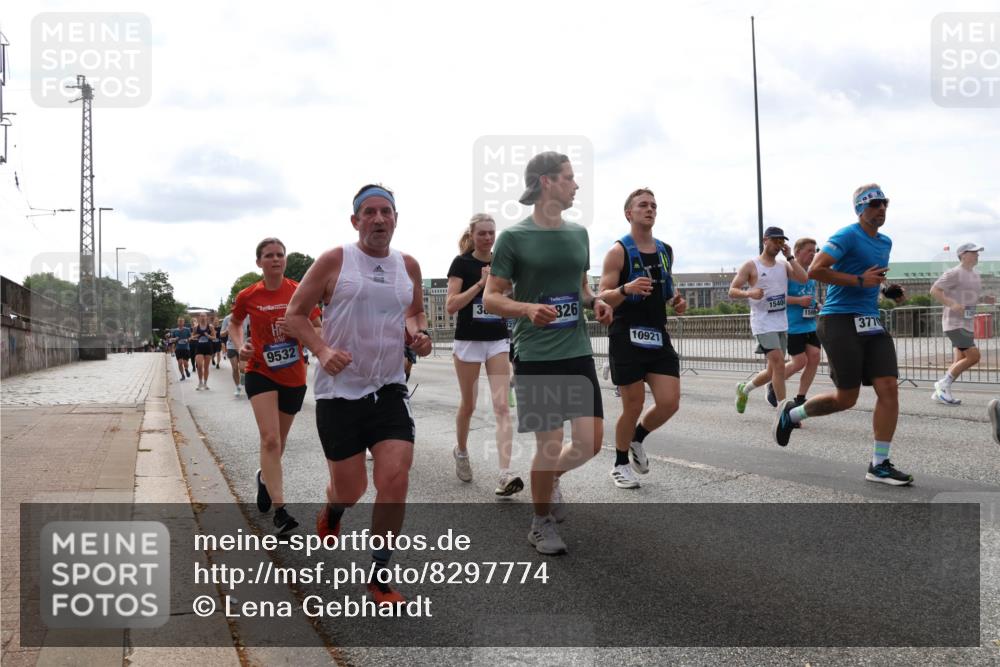 29.06.2025 - hella hamburg halbmarathon Lena Gebhardt http://msf.ph/oto/8297774 29.06.2025 10:21:39 Lombardsbrücke 3, 9532, 326, 10921, 1540, 1588, 377, 1028, 1072, 1158, 1191, 1250, 1401, 1668, 1958, 2172, 2271, 2315, 2353, 2529, 2635, 2815, 2956, 3122, 3606, 3770, 3817, 3825, 3826, 3995, 4046, 4289, 4375, 4376, 4697, 4786, 5122, 5373, 5395, 5412, 5493, 5641, 5759, 5957, 6086, 6103, 6475, 6676, 6805, 6844, 7075, 7162, 7375, 7522, 7553, 7612, 7672, 7781, 8095, 8286, 8715, 8844, 8896, 8959, 9002, 9062, 9100, 9369, 9483, 9499, 9501, 9532, 9624, 10374, 10874 meine-sportfotos.de