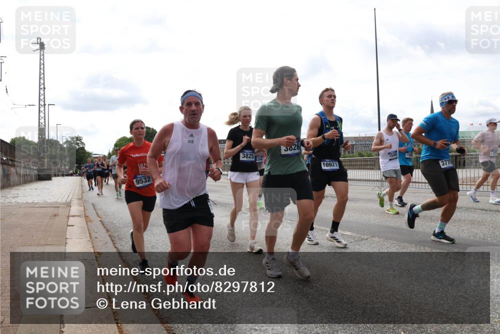 29.06.2025 - hella hamburg halbmarathon Lena Gebhardt http://msf.ph/oto/8297812 29.06.2025 10:21:39 Lombardsbrücke 9532, 3825, 8286, 3826, 10921, 15404, 3770, 1028, 1072, 1158, 1191, 1250, 1401, 1668, 1958, 2172, 2271, 2315, 2353, 2529, 2635, 2815, 2956, 3122, 3606, 3770, 3817, 3825, 3826, 3995, 4046, 4289, 4375, 4376, 4697, 4786, 5122, 5373, 5395, 5412, 5493, 5641, 5759, 5957, 6086, 6103, 6475, 6676, 6805, 6844, 7075, 7162, 7375, 7522, 7553, 7612, 7672, 7781, 8095, 8286, 8715, 8844, 8896, 8959, 9002, 9062, 9100, 9369, 9483, 9499, 9501, 9532, 9624, 10374, 10874 meine-sportfotos.de