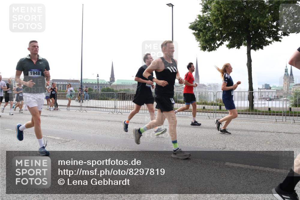 29.06.2025 - hella hamburg halbmarathon Lena Gebhardt http://msf.ph/oto/8297819 29.06.2025 10:36:50 Lombardsbrücke 132, 1948, 1118, 1224, 1253, 1339, 1488, 1490, 1948, 1952, 1954, 2124, 2552, 2588, 3127, 3165, 3398, 3428, 3714, 3873, 3895, 4084, 4442, 4618, 4762, 4996, 5012, 5224, 5427, 5538, 5540, 5640, 5747, 5786, 5789, 5919, 6156, 6172, 6190, 6359, 6667, 6804, 7202, 7632, 7773, 8007, 8257, 8258, 8315, 8499, 8530, 8758, 8936, 8937, 8945, 9054, 9055, 9115, 9117, 9295, 9500, 9694, 13265, 15077, 17156, 17807, 18152, 18488 meine-sportfotos.de
