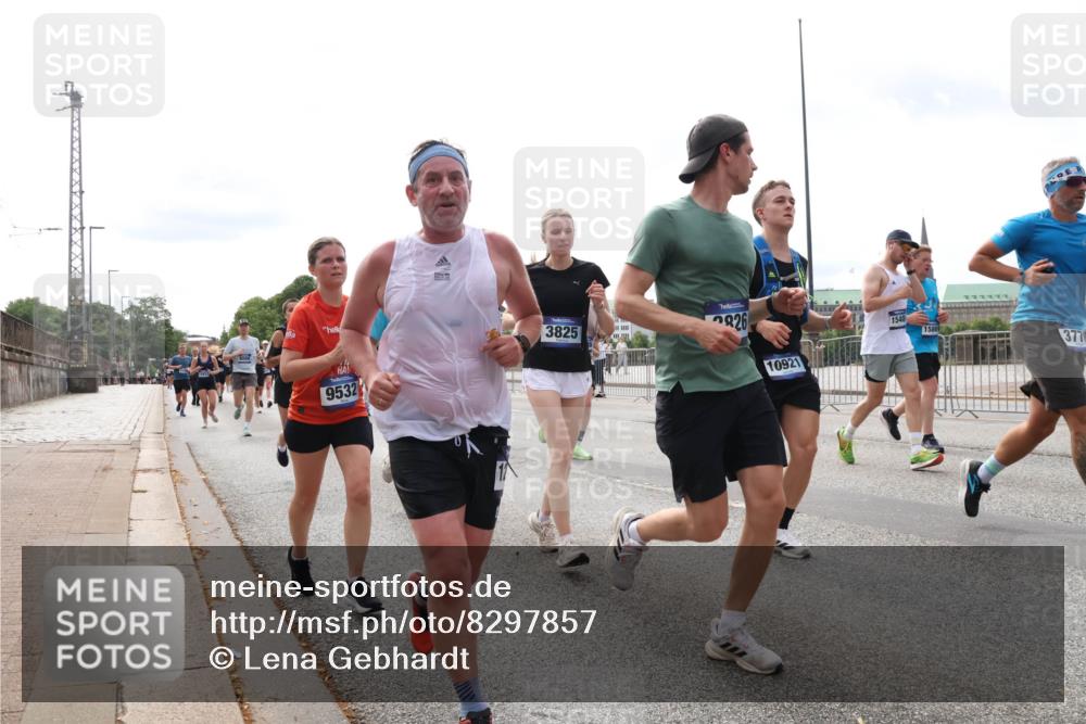 29.06.2025 - hella hamburg halbmarathon Lena Gebhardt http://msf.ph/oto/8297857 29.06.2025 10:21:39 Lombardsbrücke 9532, 3825, 826, 10921, 1540, 1586, 377, 1028, 1072, 1158, 1191, 1250, 1401, 1668, 1958, 2172, 2271, 2315, 2353, 2529, 2635, 2815, 2956, 3122, 3606, 3770, 3817, 3825, 3826, 3995, 4046, 4289, 4375, 4376, 4697, 4786, 5122, 5373, 5395, 5412, 5493, 5641, 5759, 5957, 6086, 6103, 6475, 6676, 6805, 6844, 7075, 7162, 7375, 7522, 7553, 7612, 7672, 7781, 8095, 8286, 8715, 8844, 8896, 8959, 9002, 9062, 9100, 9369, 9483, 9499, 9501, 9532, 9624, 10374, 10874 meine-sportfotos.de