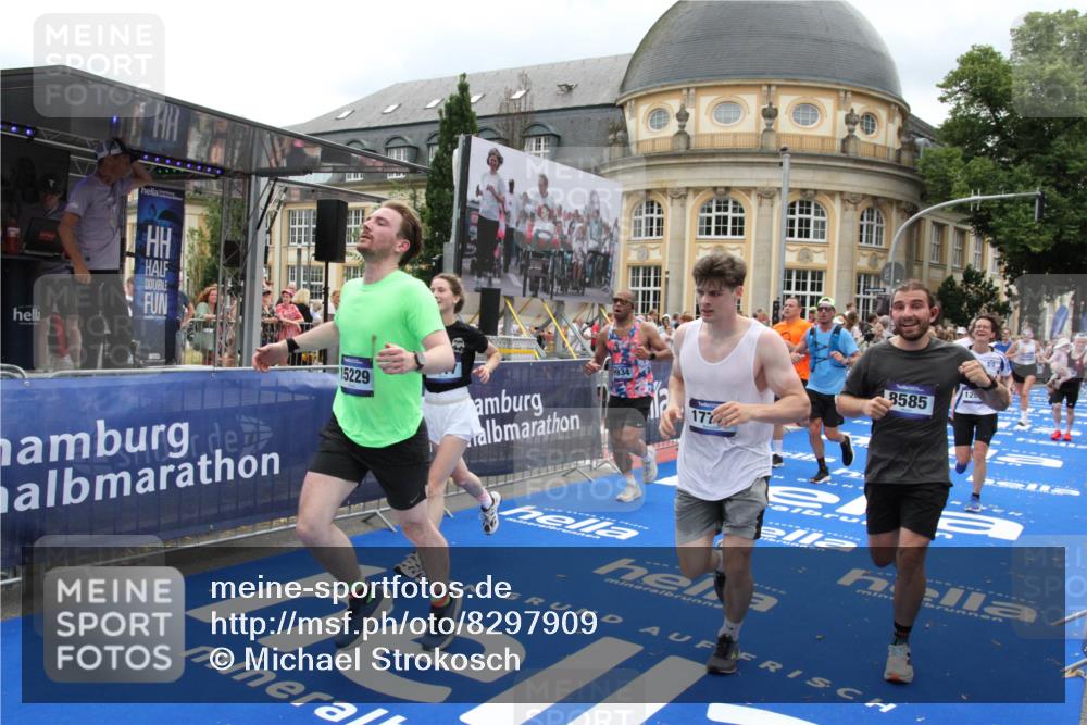 29.06.2025 - hella hamburg halbmarathon Michael Strokosch http://msf.ph/oto/8297909 29.06.2025 10:57:23 Ziel 2417, 2676, 5926, 6272, 8585, 9450, 9577, 9934, 10383, 11590, 12014, 12590, 13664, 15229, 16625, 16830, 17160, 17779, 17848 meine-sportfotos.de