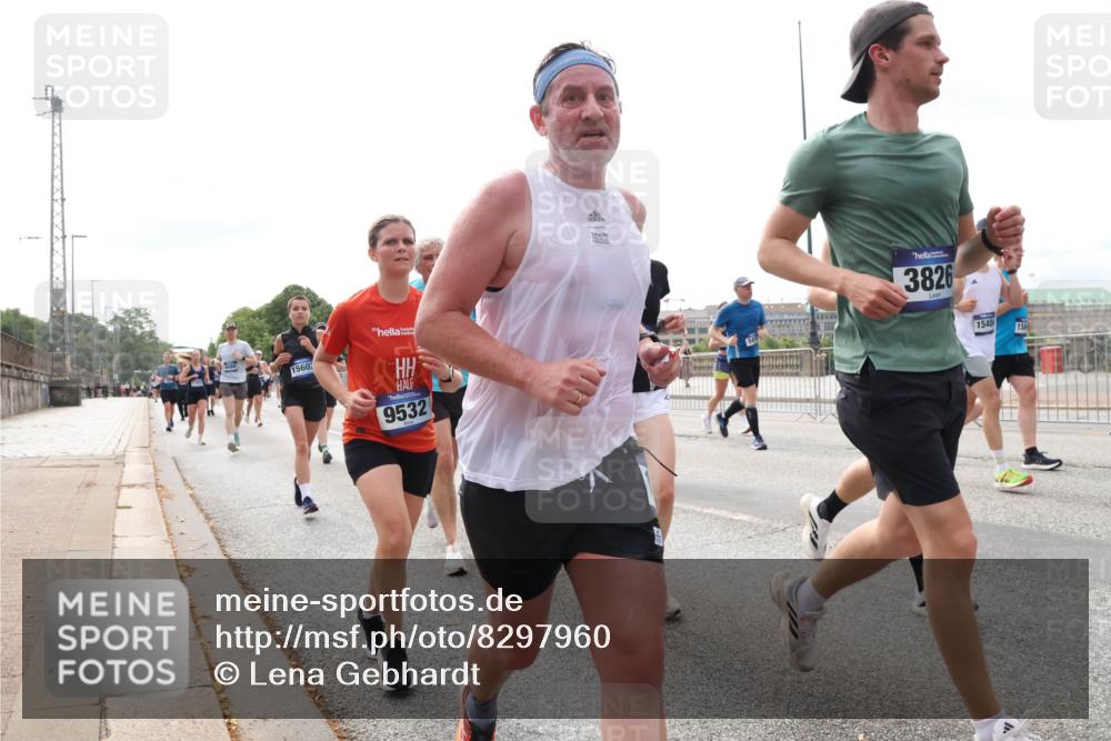 29.06.2025 - hella hamburg halbmarathon Lena Gebhardt http://msf.ph/oto/8297960 29.06.2025 10:21:40 Lombardsbrücke 1560, 9532, 3826, 1540, 1028, 1072, 1158, 1191, 1250, 1401, 1668, 1958, 2172, 2271, 2315, 2353, 2529, 2635, 2815, 3122, 3606, 3770, 3817, 3825, 3826, 3995, 4046, 4289, 4375, 4376, 4697, 4786, 5122, 5373, 5395, 5412, 5493, 5641, 5759, 5957, 6086, 6103, 6475, 6676, 6805, 6844, 7075, 7162, 7375, 7522, 7553, 7612, 7672, 7781, 8095, 8286, 8715, 8844, 8896, 8959, 9002, 9062, 9100, 9369, 9483, 9499, 9501, 9532, 9624, 10374, 10874 meine-sportfotos.de