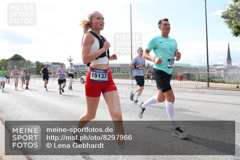 29.06.2025 - hella hamburg halbmarathon Lena Gebhardt http://msf.ph/oto/8297966 29.06.2025 10:12:05 Lombardsbrücke 1062, 1328, 1531, 1790, 1850, 1992, 2661, 3363, 3746, 4227, 5176, 5379, 5605, 6871, 7474, 7571, 9191, 9253, 9405, 9428, 9705, 10042, 10409, 10428, 10685, 11507, 11509, 11525, 11537, 11581, 11917, 12473, 13171, 13177, 13203, 13542, 13958, 14060, 14196, 14313, 14384, 14863, 15137, 15945, 16379, 16976, 17080, 17638, 17774, 17866, 18261, 18278, 18395, 18429, 18655 meine-sportfotos.de