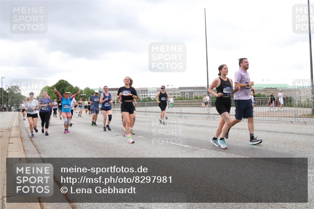 29.06.2025 - hella hamburg halbmarathon Lena Gebhardt http://msf.ph/oto/8297981 29.06.2025 10:56:15 Lombardsbrücke 1909, 4836, 8533, 8005, 141, 14281, 1047, 1113, 1738, 1909, 2095, 2793, 2915, 3257, 3268, 3675, 3676, 3953, 3987, 4083, 4265, 4354, 4470, 4473, 4836, 4896, 5237, 5306, 5580, 5693, 5757, 5994, 6055, 6056, 6113, 6494, 6594, 6690, 6968, 7025, 7028, 7090, 7307, 7516, 7616, 7711, 7969, 8005, 8108, 8110, 8305, 8517, 8532, 8533, 8606, 8766, 9383, 9435, 9606, 9838, 9861, 9865, 9948, 9953, 10449, 10555, 10569, 10640, 10740, 10784, 10987, 11903, 11962, 11963 meine-sportfotos.de