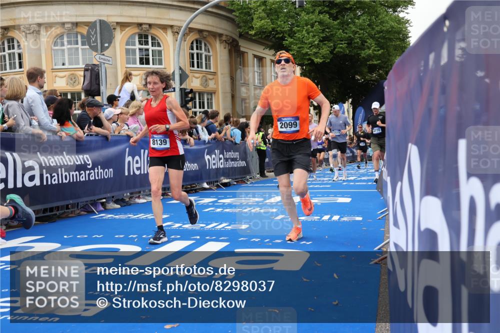 29.06.2025 - hella hamburg halbmarathon Strokosch-Dieckow http://msf.ph/oto/8298037 29.06.2025 10:52:56 Ziel 1257, 1258, 1657, 2099, 2444, 2814, 2910, 3258, 3334, 4557, 4558, 4770, 5077, 5907, 7509, 8139, 8587, 8720, 8955, 9093, 10724, 10811, 11217, 11992, 12155, 12367, 12519, 12910, 14791, 15430, 18590, 18720 meine-sportfotos.de