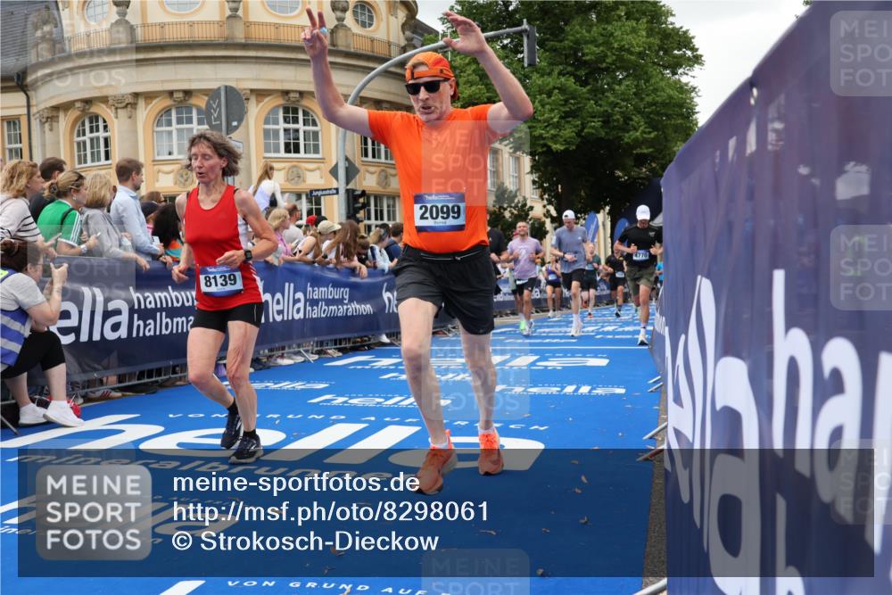 29.06.2025 - hella hamburg halbmarathon Strokosch-Dieckow http://msf.ph/oto/8298061 29.06.2025 10:52:57 Ziel 1257, 1258, 1657, 2099, 2444, 2814, 3059, 3258, 3334, 4121, 4557, 4558, 4770, 5907, 7509, 7864, 8139, 8587, 8720, 8955, 9093, 9537, 10724, 10811, 11992, 12155, 12367, 12519, 12910, 14791, 15430, 18590, 18720 meine-sportfotos.de