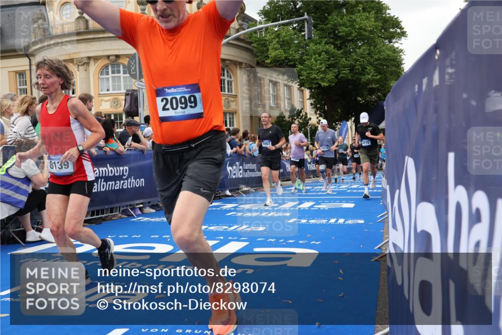 29.06.2025 - hella hamburg halbmarathon Strokosch-Dieckow http://msf.ph/oto/8298074 29.06.2025 10:52:57 Ziel 1257, 1258, 1657, 2099, 2444, 2814, 3059, 3258, 3334, 4121, 4557, 4558, 4770, 5907, 7509, 7864, 8139, 8587, 8720, 8955, 9093, 9537, 10724, 10811, 11992, 12155, 12367, 12519, 12910, 14791, 15430, 18590, 18720 meine-sportfotos.de