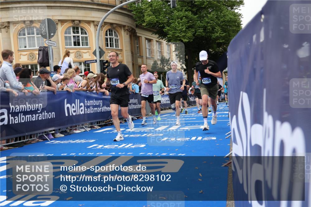 29.06.2025 - hella hamburg halbmarathon Strokosch-Dieckow http://msf.ph/oto/8298102 29.06.2025 10:52:58 Ziel 1257, 1258, 2099, 2208, 3059, 3258, 3334, 4121, 4557, 4558, 4770, 5907, 7509, 7864, 8139, 8587, 8720, 8955, 9093, 9537, 10724, 12155, 12367, 12519, 12910, 14323, 14791, 15430, 18590, 18720, 19208 meine-sportfotos.de