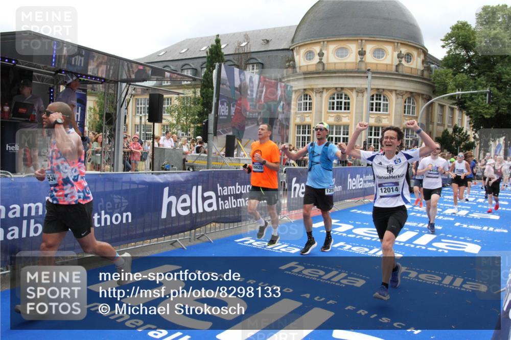 29.06.2025 - hella hamburg halbmarathon Michael Strokosch http://msf.ph/oto/8298133 29.06.2025 10:57:24 Ziel 2417, 2676, 5926, 6272, 8585, 9450, 9727, 9934, 10383, 12014, 12590, 13664, 15229, 16625, 16830, 17160, 17779, 17848 meine-sportfotos.de