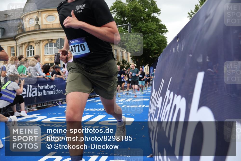 29.06.2025 - hella hamburg halbmarathon Strokosch-Dieckow http://msf.ph/oto/8298185 29.06.2025 10:52:59 Ziel 1258, 2099, 2208, 3059, 3258, 3334, 4121, 4557, 4558, 4770, 5907, 7509, 7864, 8139, 8587, 8720, 9093, 9537, 10724, 12155, 12367, 12519, 12910, 14323, 14791, 15430, 18590, 18720, 19208 meine-sportfotos.de