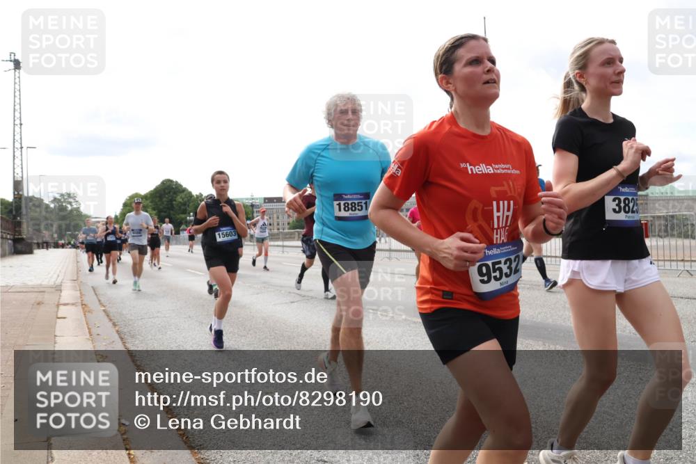 29.06.2025 - hella hamburg halbmarathon Lena Gebhardt http://msf.ph/oto/8298190 29.06.2025 10:21:40 Lombardsbrücke 15603, 18851, 30, 9532, 3825, 1028, 1072, 1158, 1191, 1250, 1401, 1668, 1958, 2172, 2271, 2315, 2353, 2529, 2635, 2815, 3122, 3606, 3770, 3817, 3825, 3826, 3995, 4046, 4289, 4375, 4376, 4697, 4786, 5122, 5373, 5395, 5412, 5493, 5641, 5759, 5957, 6086, 6103, 6475, 6676, 6805, 6844, 7075, 7162, 7375, 7522, 7553, 7612, 7672, 7781, 8095, 8286, 8715, 8844, 8896, 8959, 9002, 9062, 9100, 9369, 9483, 9499, 9501, 9532, 9624, 10374, 10874 meine-sportfotos.de